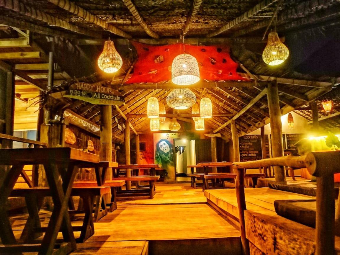 Backpack Beach Hostel & Reggae Bar Boossa ภายนอก รูปภาพ