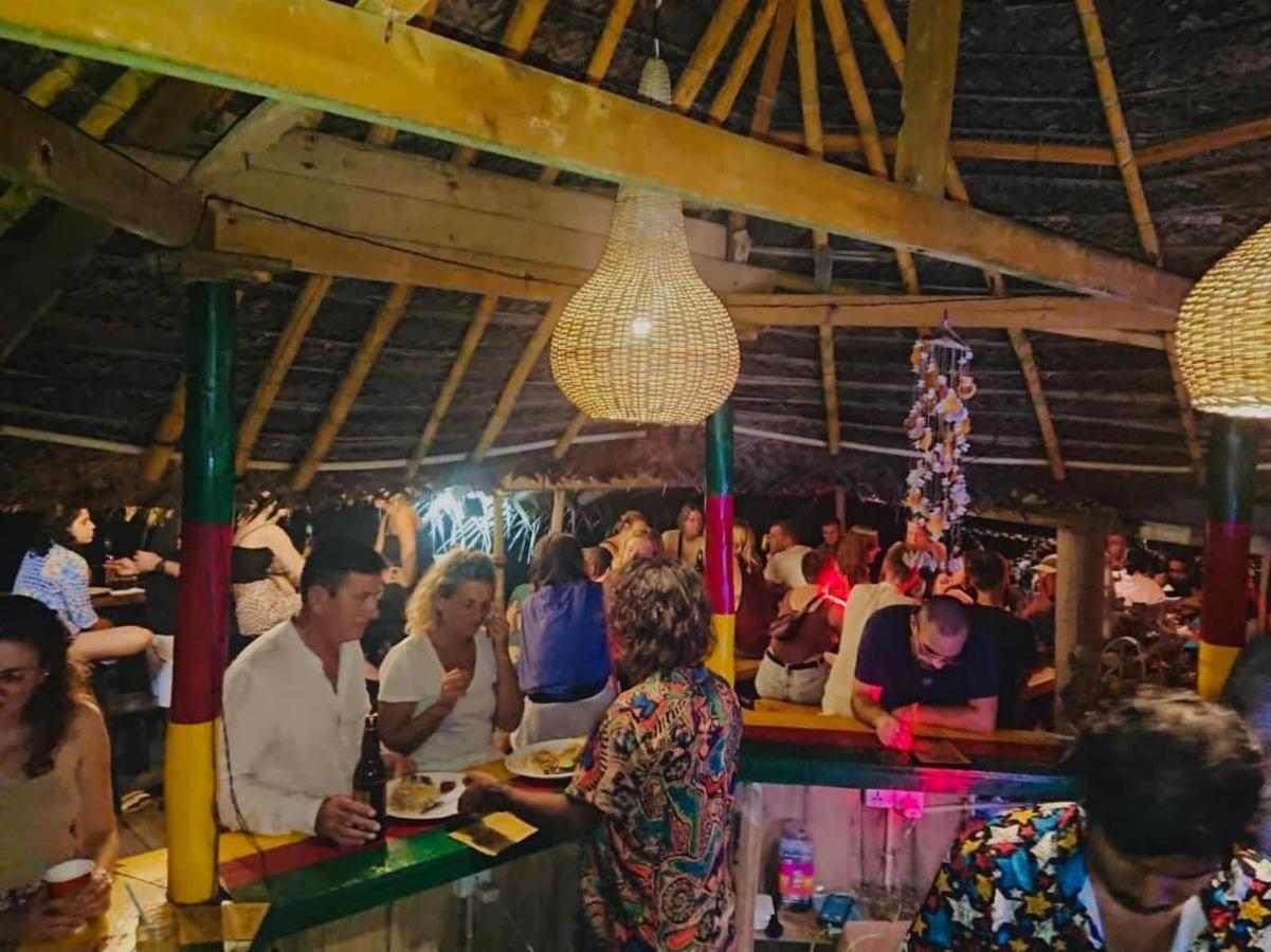 Backpack Beach Hostel & Reggae Bar Boossa ภายนอก รูปภาพ