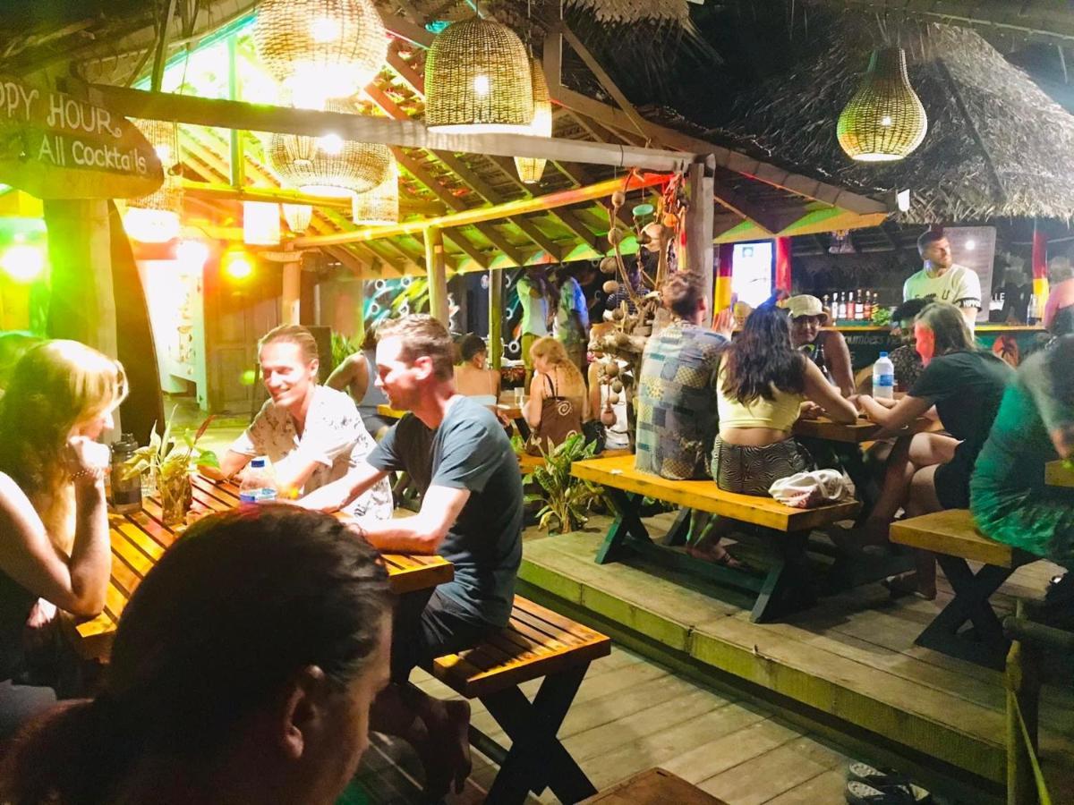 Backpack Beach Hostel & Reggae Bar Boossa ภายนอก รูปภาพ