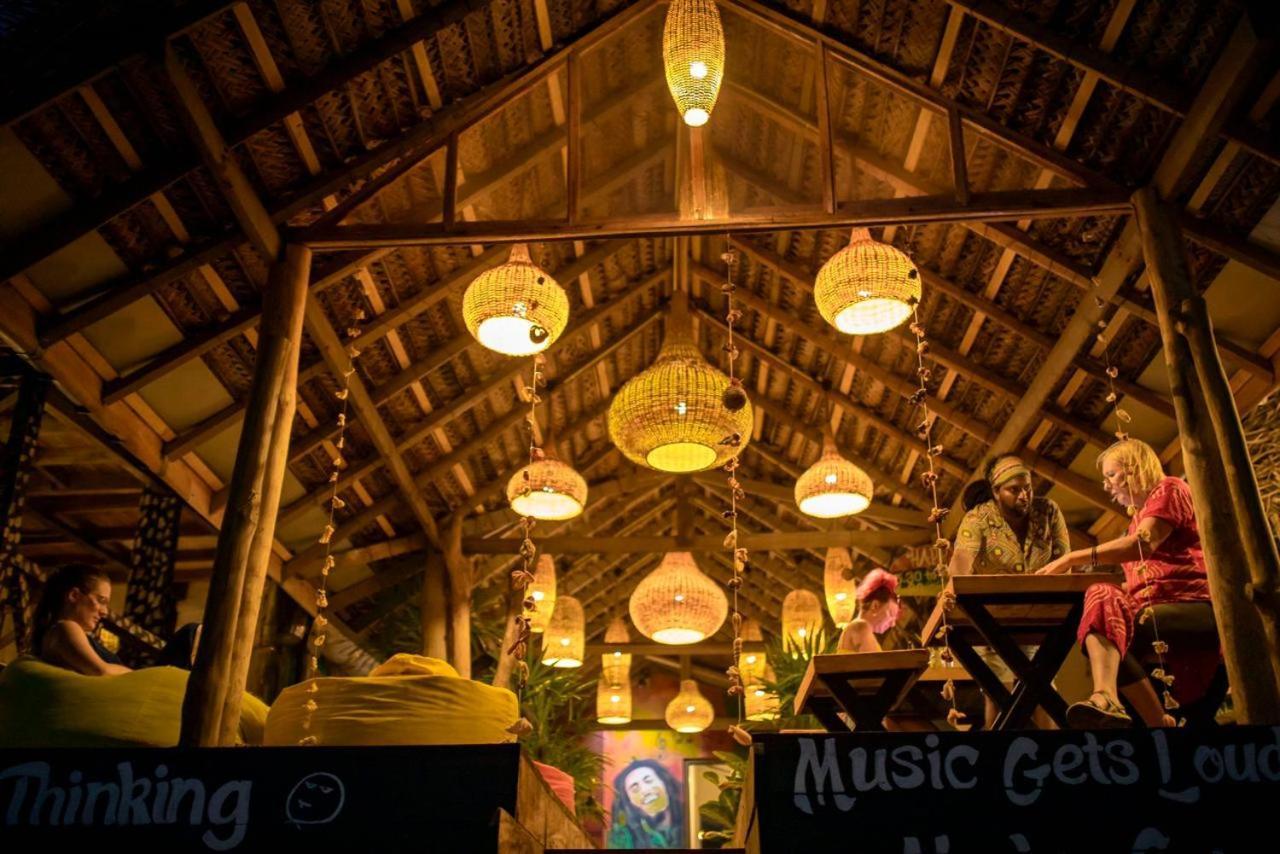 Backpack Beach Hostel & Reggae Bar Boossa ภายนอก รูปภาพ