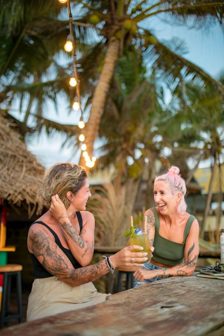 Backpack Beach Hostel & Reggae Bar Boossa ภายนอก รูปภาพ