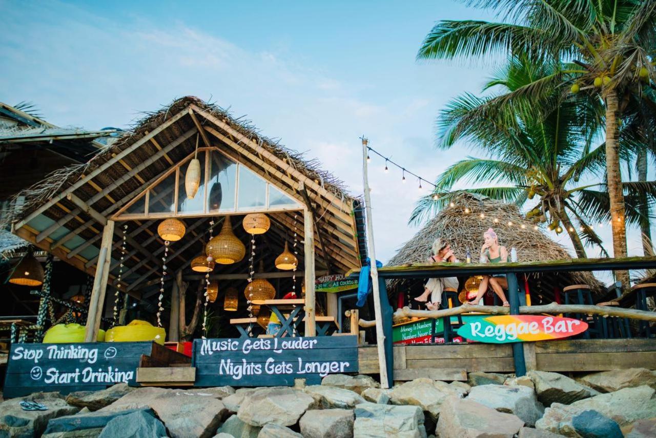 Backpack Beach Hostel & Reggae Bar Boossa ภายนอก รูปภาพ