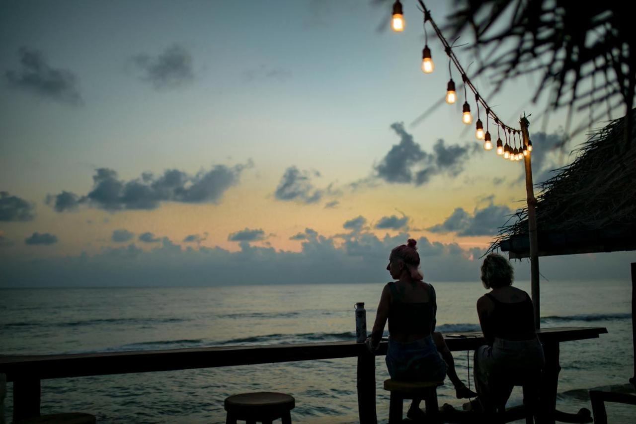 Backpack Beach Hostel & Reggae Bar Boossa ภายนอก รูปภาพ