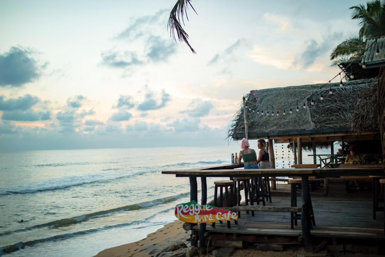 Backpack Beach Hostel & Reggae Bar Boossa ภายนอก รูปภาพ
