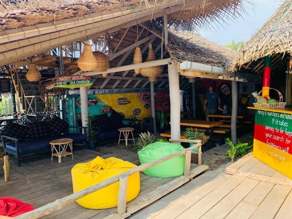 Backpack Beach Hostel & Reggae Bar Boossa ภายนอก รูปภาพ