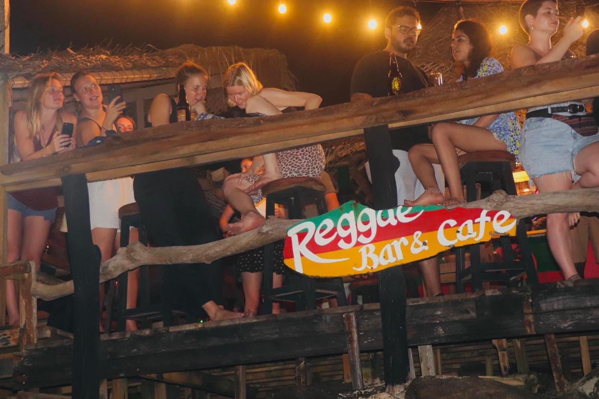 Backpack Beach Hostel & Reggae Bar Boossa ภายนอก รูปภาพ