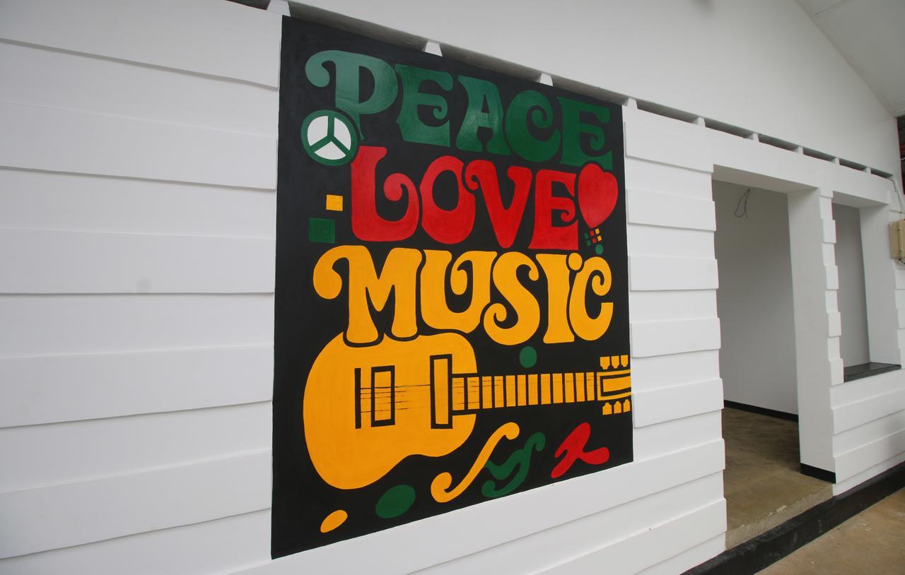 Backpack Beach Hostel & Reggae Bar Boossa ภายนอก รูปภาพ