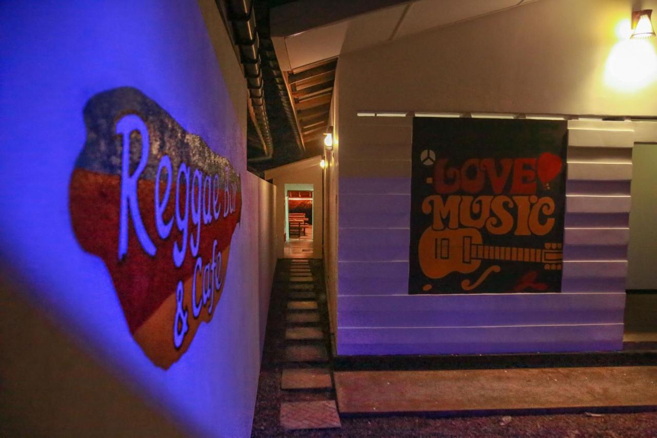 Backpack Beach Hostel & Reggae Bar Boossa ภายนอก รูปภาพ