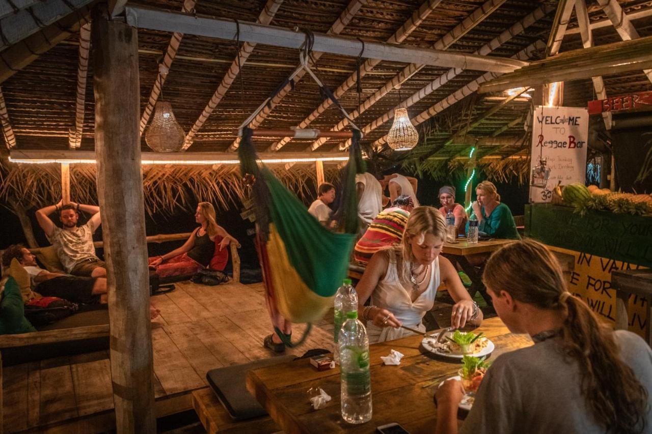 Backpack Beach Hostel & Reggae Bar Boossa ภายนอก รูปภาพ