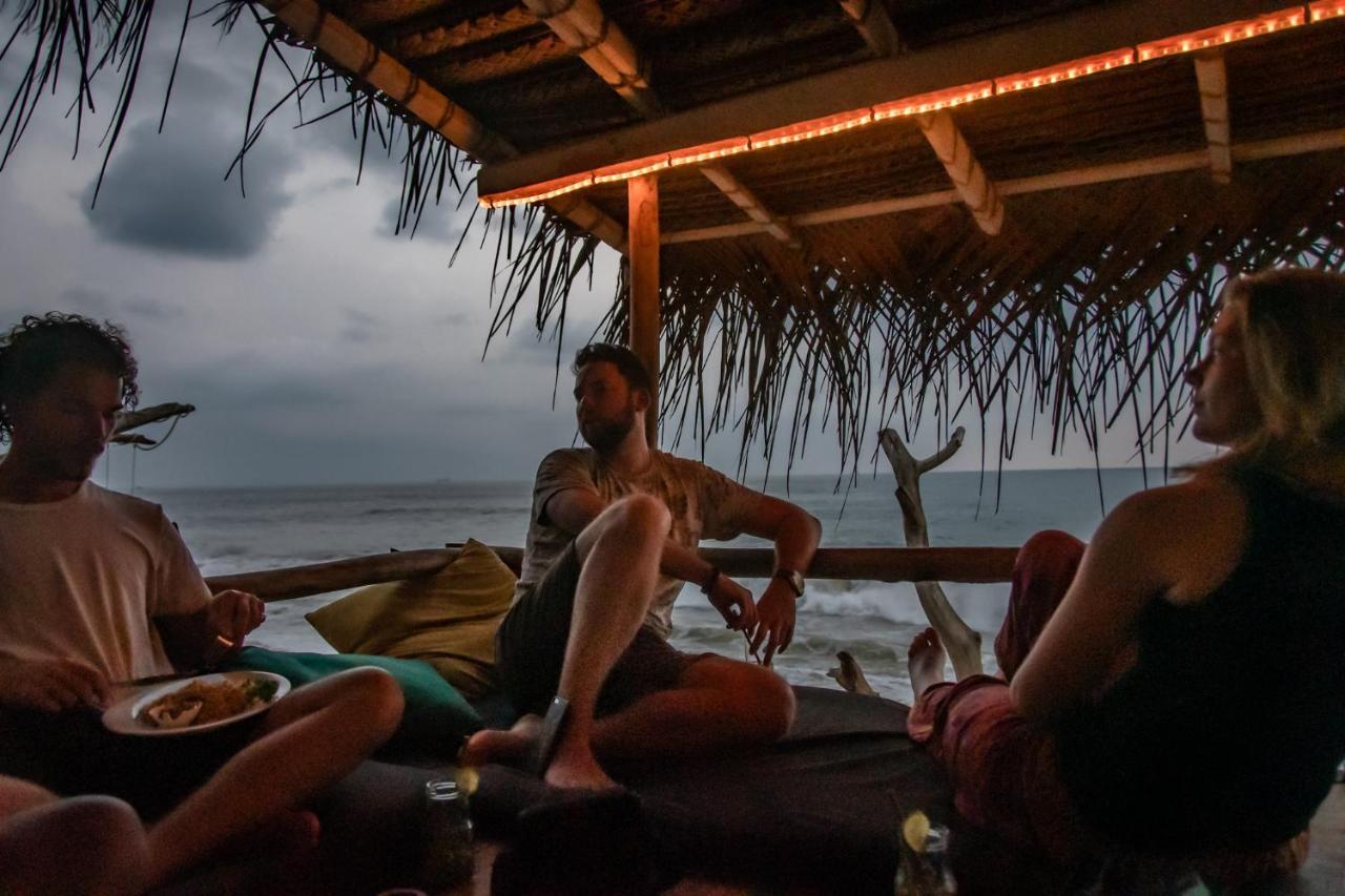 Backpack Beach Hostel & Reggae Bar Boossa ภายนอก รูปภาพ